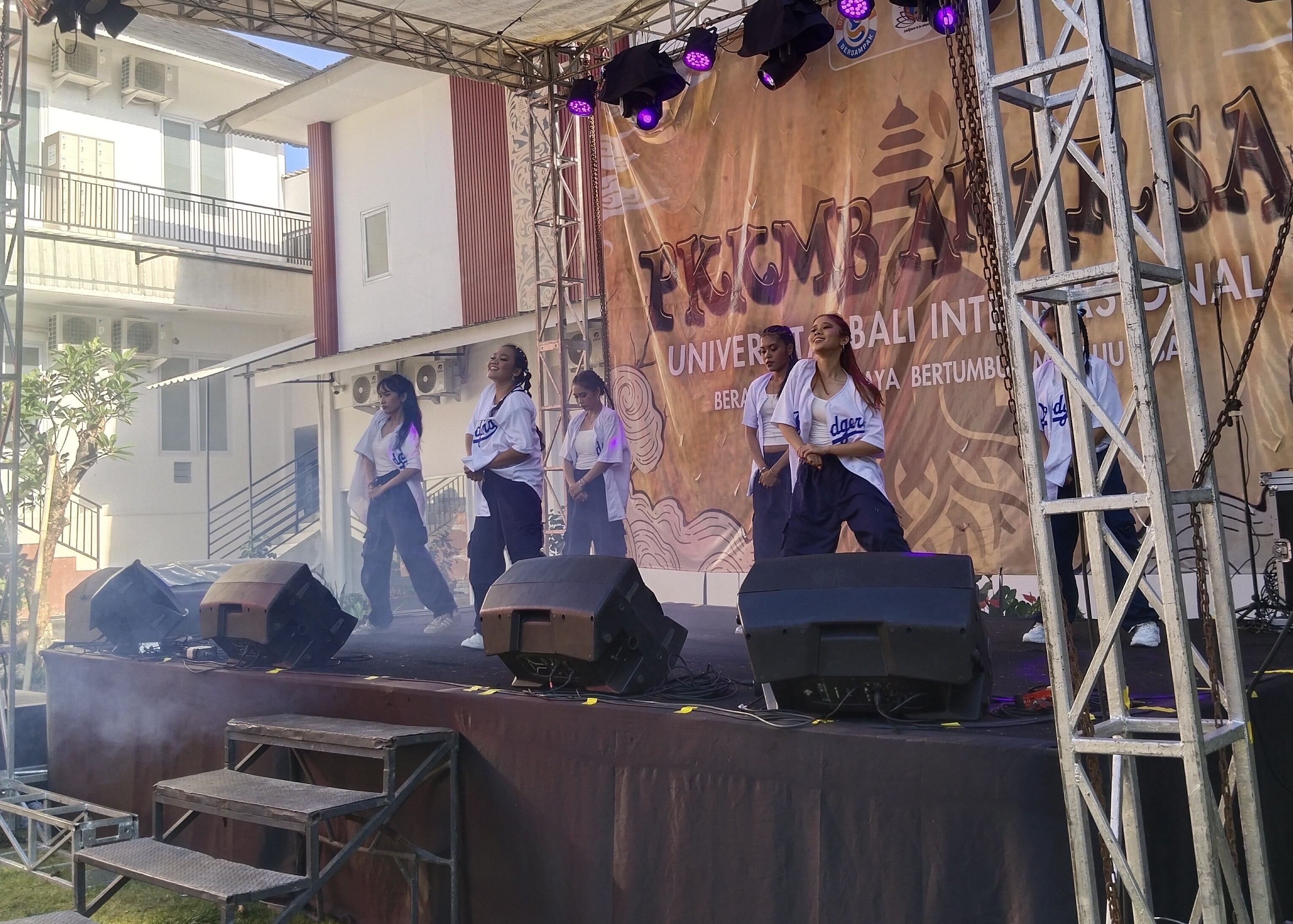 PENAMPILAN UKM DANCE