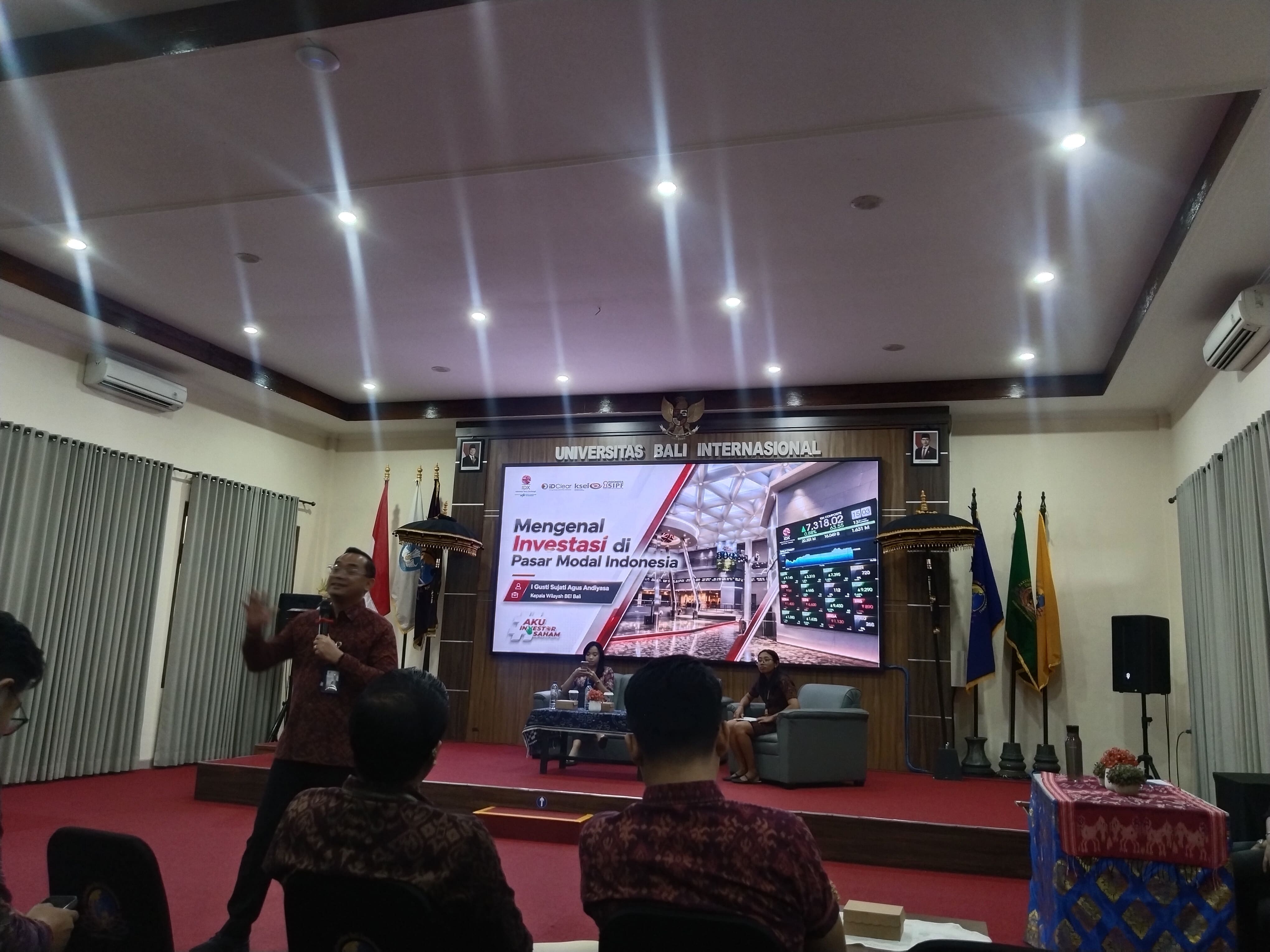 Dokumentasi 3: Penyampaian Materi Oleh Narasumber 1