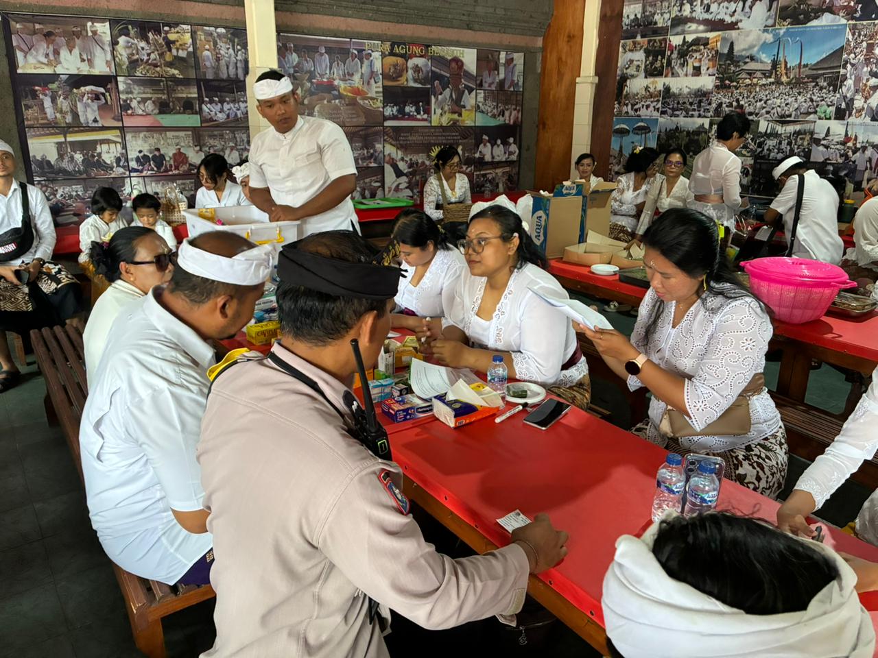 Kolaborasi UNBI Dalam Pelayanan Kesehatan Untuk Pemedek di Besakih