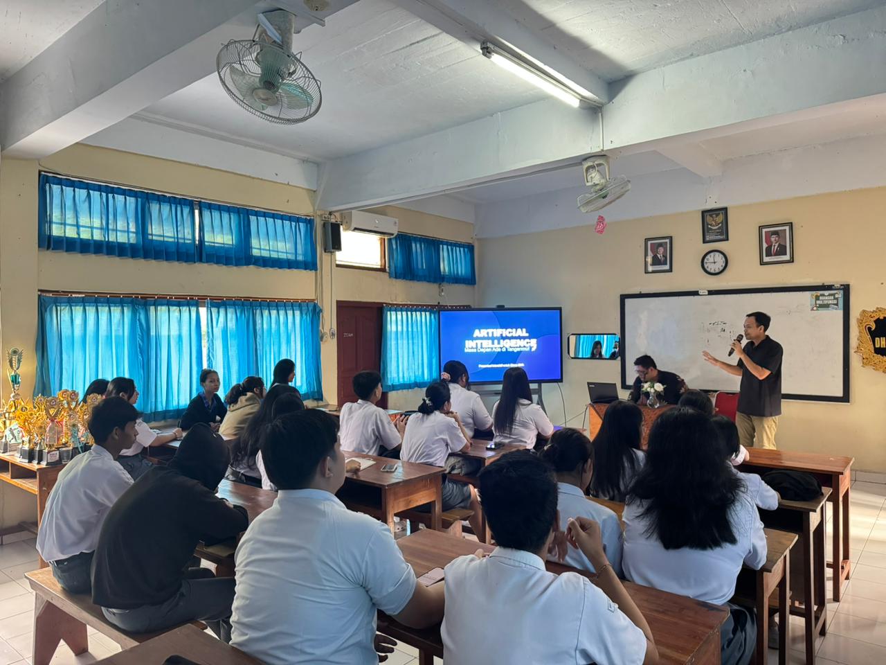 Kolaborasi Prodi Informatika UNBI dan SMAS Dharma Praja Denpasar Edukasi Pemanfaatan AI untuk Siswa