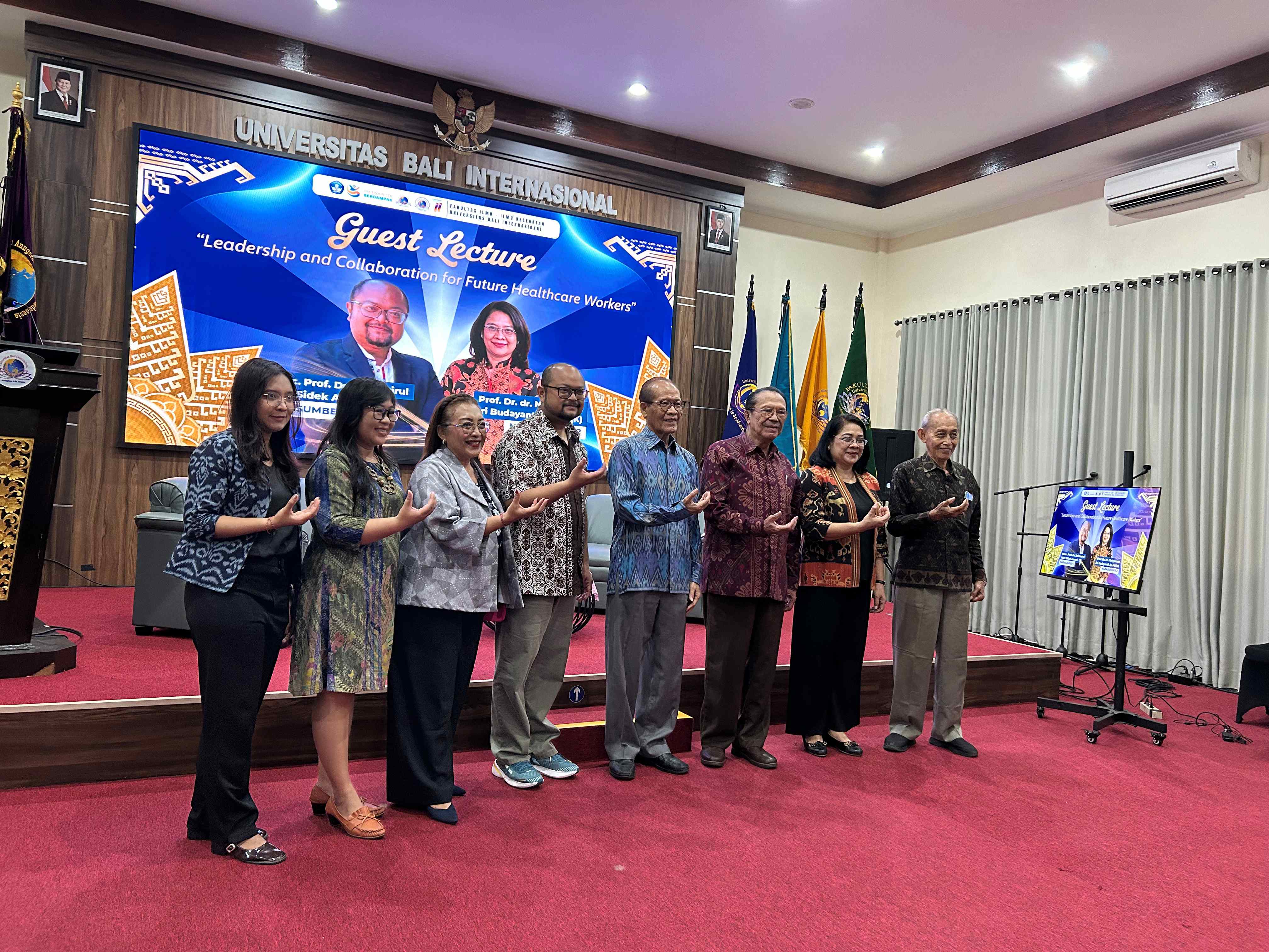 CALON TENAGA KESEHATAN MASA DEPAN  TAK CUKUP HANYA PAHAM OBAT  